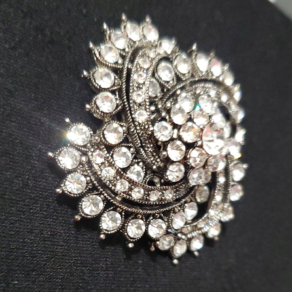 Elegant Black And Silver Brooch With Crystal Embellishments, Costume - Picture 2 of 4